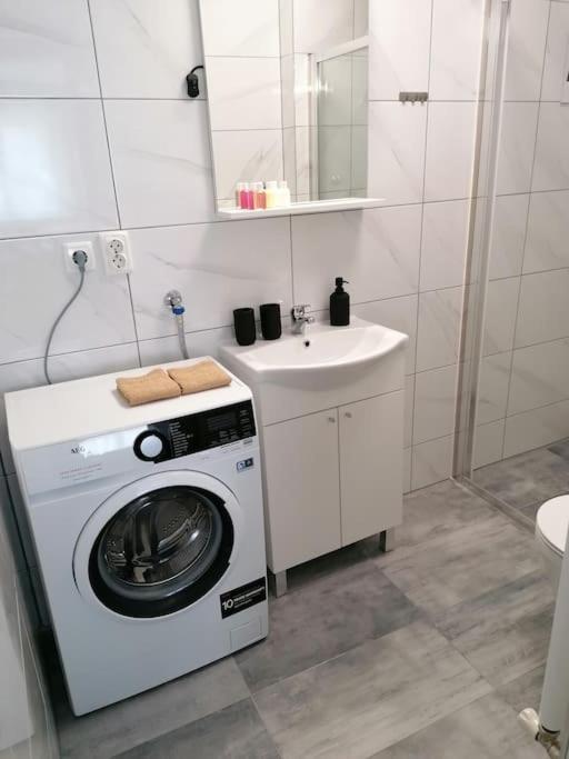 Modern In Dubec, Ideal For Couple Apartment