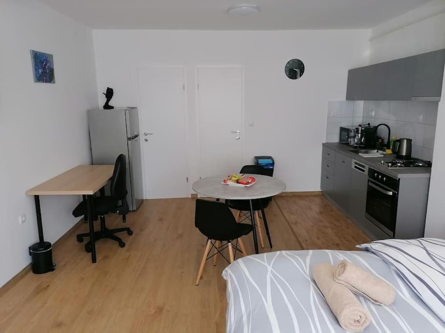 Apartment Modern In Dubec, Ideal For Couple Sesvete