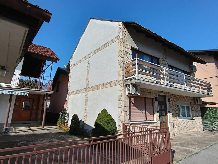 Modern In Dubec, Ideal For Couple Apartment